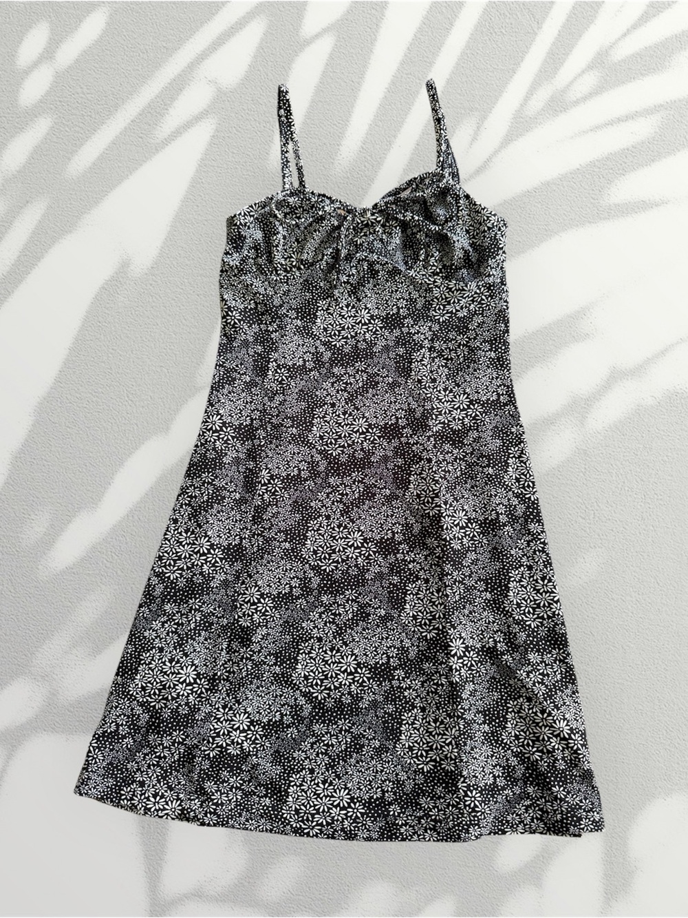 Vintage-inspired Floral Mini Dress 🌼